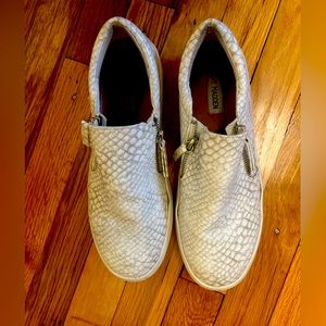 White Steve Madden Snake Skin pattern skip on sneakers size 9